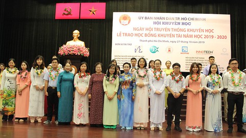 TP.HCM: Hơn 500 sinh viên nhận học bổng khuyến tài 1&1 năm học mới - Ảnh 1. TP.HCM: Hơn 500 sinh viên nhận học bổng khuyến tài 1&1 năm học mới - Ảnh 1.