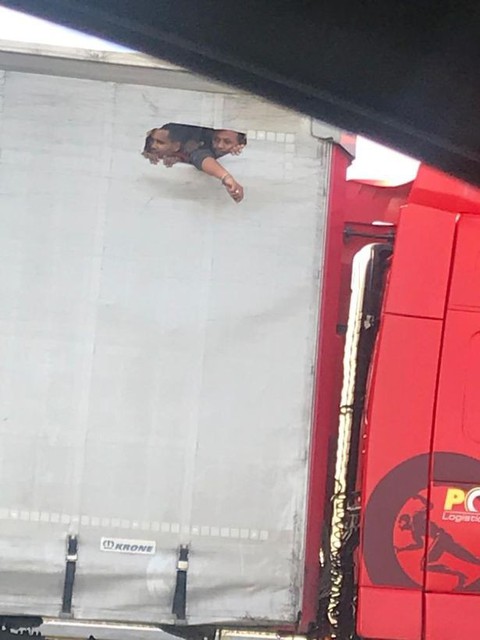 Người nhập cư khoét lỗ thùng xe tải chật bí đúng ngày 39 người chết trong container - Ảnh 1. Người nhập cư khoét lỗ thùng xe tải chật bí đúng ngày 39 người chết trong container - Ảnh 1.