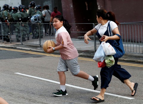 Kinh tế Hong Kong rơi vào suy thoái - Ảnh 1. Kinh tế Hong Kong rơi vào suy thoái - Ảnh 1.