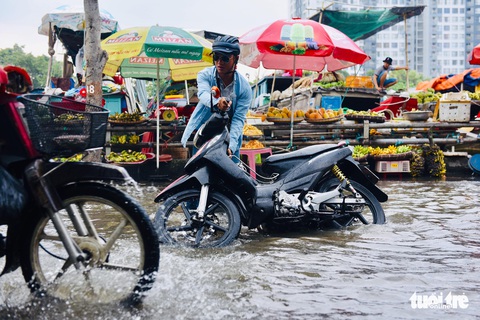 Triều cường lại lênh láng nhiều đường phố TP.HCM - Ảnh 5. Triều cường lại lênh láng nhiều đường phố TP.HCM - Ảnh 5.