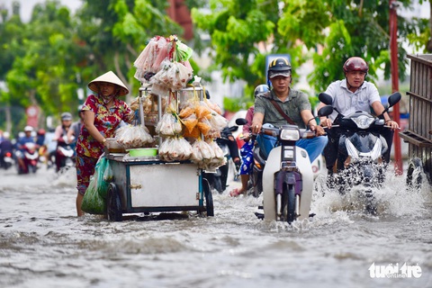 Triều cường lại lênh láng nhiều đường phố TP.HCM - Ảnh 2. Triều cường lại lênh láng nhiều đường phố TP.HCM - Ảnh 2.