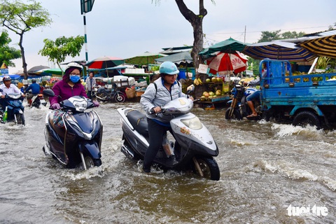 Triều cường lại lênh láng nhiều đường phố TP.HCM - Ảnh 4. Triều cường lại lênh láng nhiều đường phố TP.HCM - Ảnh 4.