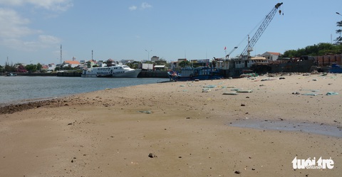 Phan Thiết: Tàu ra vào gặp khó vì cảng bồi lấp - Ảnh 2. Phan Thiết: Tàu ra vào gặp khó vì cảng bồi lấp - Ảnh 2.