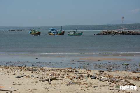 Phan Thiết: Tàu ra vào gặp khó vì cảng bồi lấp - Ảnh 3. Phan Thiết: Tàu ra vào gặp khó vì cảng bồi lấp - Ảnh 3.