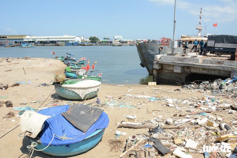 Phan Thiết: Tàu ra vào gặp khó vì cảng bồi lấp - Ảnh 4. Phan Thiết: Tàu ra vào gặp khó vì cảng bồi lấp - Ảnh 4.