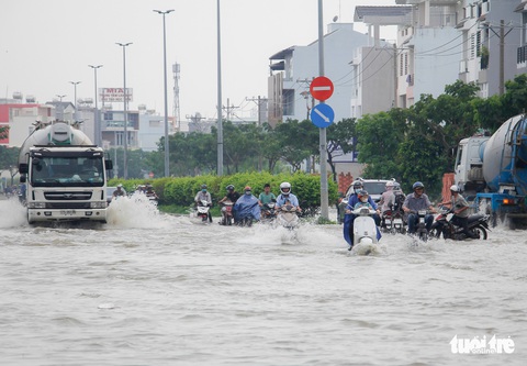 Triều cường lại lênh láng nhiều đường phố TP.HCM - Ảnh 6. Triều cường lại lênh láng nhiều đường phố TP.HCM - Ảnh 6.