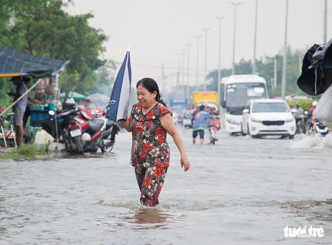 Triều cường lại lênh láng nhiều đường phố TP.HCM - Ảnh 7. Triều cường lại lênh láng nhiều đường phố TP.HCM - Ảnh 7.