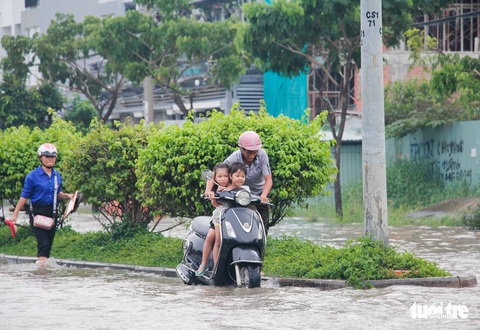 Triều cường lại lênh láng nhiều đường phố TP.HCM - Ảnh 9. Triều cường lại lênh láng nhiều đường phố TP.HCM - Ảnh 9.