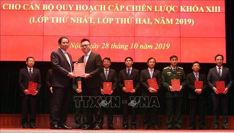 Bế giảng lớp bồi dưỡng cán bộ quy hoạch cấp chiến lược khóa XIII - Ảnh 1. Bế giảng lớp bồi dưỡng cán bộ quy hoạch cấp chiến lược khóa XIII - Ảnh 1.