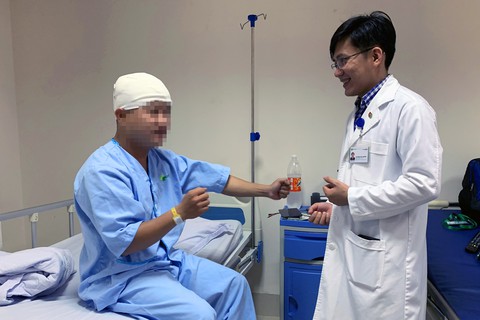 Tái tạo hộp sọ bằng lưới titanium cho nam thanh niên - Ảnh 1. Tái tạo hộp sọ bằng lưới titanium cho nam thanh niên - Ảnh 1.