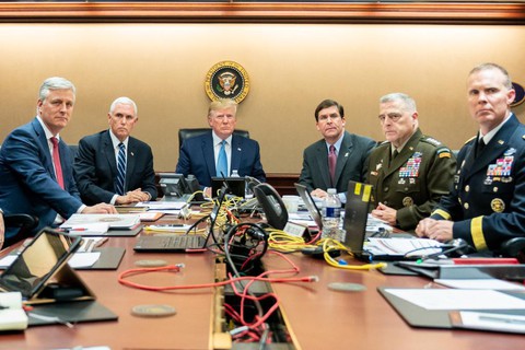 Bức ảnh ông Trump theo dõi chiến dịch tiêu diệt thủ lĩnh IS thật hay dàn dựng? - Ảnh 1. Bức ảnh ông Trump theo dõi chiến dịch tiêu diệt thủ lĩnh IS thật hay dàn dựng? - Ảnh 1.