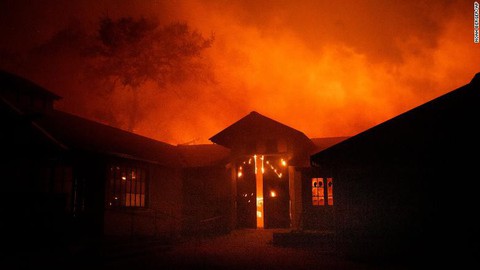 Cuộc di tản lịch sử 180.000 người ở California vì cháy rừng lan rộng - Ảnh 4. Cuộc di tản lịch sử 180.000 người ở California vì cháy rừng lan rộng - Ảnh 4.