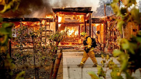 Cuộc di tản lịch sử 180.000 người ở California vì cháy rừng lan rộng - Ảnh 1. Cuộc di tản lịch sử 180.000 người ở California vì cháy rừng lan rộng - Ảnh 1.