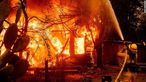 Cuộc di tản lịch sử 180.000 người ở California vì cháy rừng lan rộng - Ảnh 3. Cuộc di tản lịch sử 180.000 người ở California vì cháy rừng lan rộng - Ảnh 3.