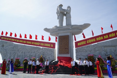 Khánh thành tượng đài tưởng niệm sự kiện tập kết 1954 - Ảnh 1. Khánh thành tượng đài tưởng niệm sự kiện tập kết 1954 - Ảnh 1.