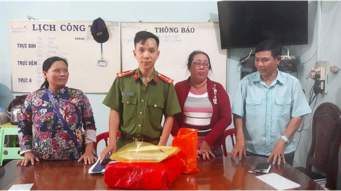 Chị bán vé số trả lại hơn 100 triệu đồng cho người đánh rơi - Ảnh 1. Chị bán vé số trả lại hơn 100 triệu đồng cho người đánh rơi - Ảnh 1.