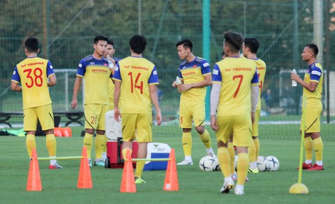 Chưa đủ quân số, tuyển Việt Nam vui vẻ tập đá ma - Ảnh 1. Chưa đủ quân số, tuyển Việt Nam vui vẻ tập đá ma - Ảnh 1.
