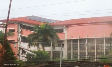 Động đất mạnh, học sinh chạy không kịp bị tường đè chết - Ảnh 2. Động đất mạnh, học sinh chạy không kịp bị tường đè chết - Ảnh 2.