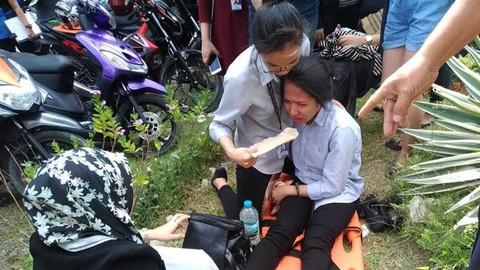 Động đất mạnh, học sinh chạy không kịp bị tường đè chết - Ảnh 1. Động đất mạnh, học sinh chạy không kịp bị tường đè chết - Ảnh 1.