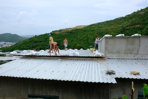 Dân xóm Núi Nha Trang tất bật gia cố nhà cửa trước bão đổ bộ - Ảnh 5. Dân xóm Núi Nha Trang tất bật gia cố nhà cửa trước bão đổ bộ - Ảnh 5.