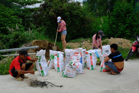 Dân xóm Núi Nha Trang tất bật gia cố nhà cửa trước bão đổ bộ - Ảnh 8. Dân xóm Núi Nha Trang tất bật gia cố nhà cửa trước bão đổ bộ - Ảnh 8.