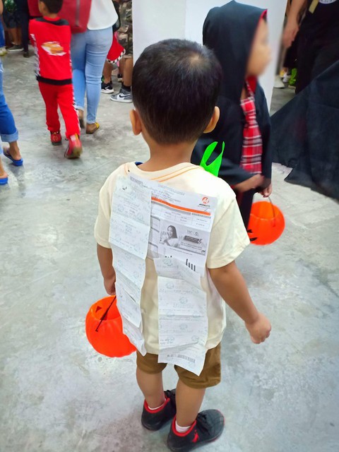 Hóa trang Halloween kinh dị nhất: hóa đơn điện nước - Ảnh 1. Hóa trang Halloween kinh dị nhất: hóa đơn điện nước - Ảnh 1.