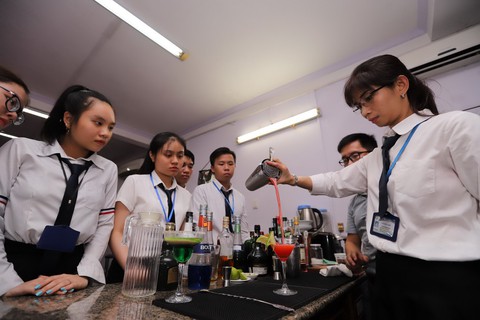 Bỏ đại học đi học nghề, chuyện lạ? - Ảnh 1. Bỏ đại học đi học nghề, chuyện lạ? - Ảnh 1.