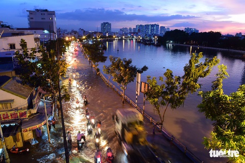 Triều cường đạt đỉnh, phụ huynh TP.HCM bì bõm đón con giờ tan trường - Ảnh 16. Triều cường đạt đỉnh, phụ huynh TP.HCM bì bõm đón con giờ tan trường - Ảnh 16.