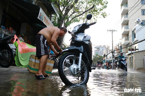 Triều cường đạt đỉnh, phụ huynh TP.HCM bì bõm đón con giờ tan trường - Ảnh 13. Triều cường đạt đỉnh, phụ huynh TP.HCM bì bõm đón con giờ tan trường - Ảnh 13.