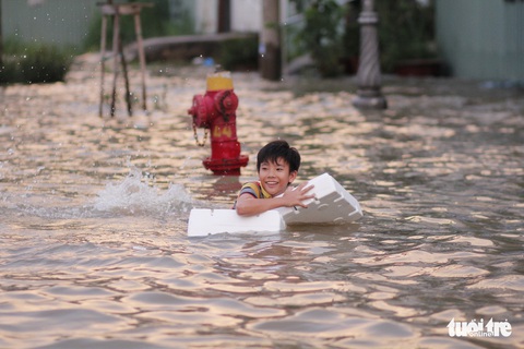 Triều cường đạt đỉnh, phụ huynh TP.HCM bì bõm đón con giờ tan trường - Ảnh 10. Triều cường đạt đỉnh, phụ huynh TP.HCM bì bõm đón con giờ tan trường - Ảnh 10.