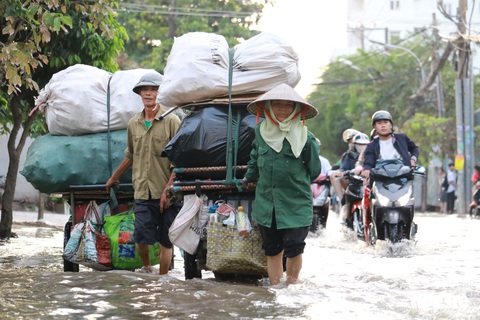 Triều cường đạt đỉnh, phụ huynh TP.HCM bì bõm đón con giờ tan trường - Ảnh 11. Triều cường đạt đỉnh, phụ huynh TP.HCM bì bõm đón con giờ tan trường - Ảnh 11.