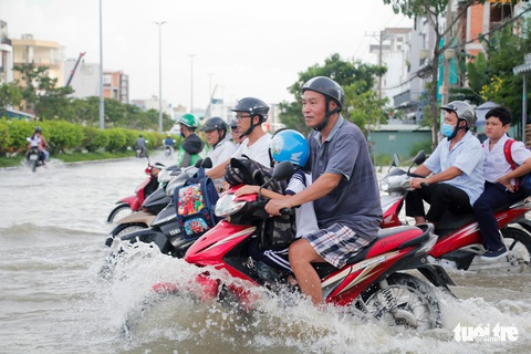 Triều cường đạt đỉnh, phụ huynh TP.HCM bì bõm đón con giờ tan trường - Ảnh 6. Triều cường đạt đỉnh, phụ huynh TP.HCM bì bõm đón con giờ tan trường - Ảnh 6.