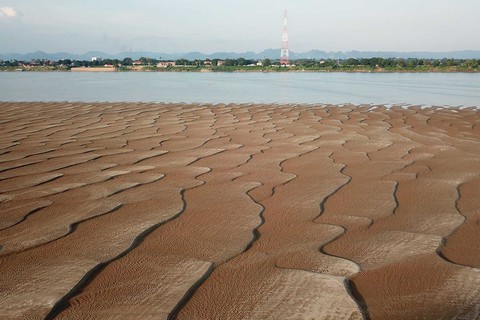 Nước sông Mekong hạ xuống mức thấp nhất trong 100 năm qua - Ảnh 1. Nước sông Mekong hạ xuống mức thấp nhất trong 100 năm qua - Ảnh 1.