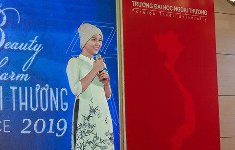 Nữ sinh bị ung thư đi thi duyên dáng - Ảnh 3. Nữ sinh bị ung thư đi thi duyên dáng - Ảnh 3.