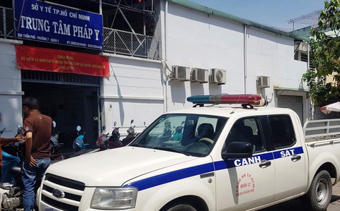 Bắt gã cha dượng đánh, châm tàn thuốc khiến bé gái thương tích 51% - Ảnh 2. Bắt gã cha dượng đánh, châm tàn thuốc khiến bé gái thương tích 51% - Ảnh 2.
