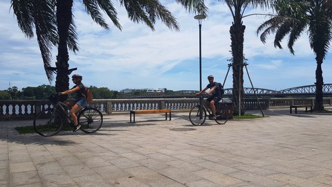 Xử phạt hai người Hà Lan 35 triệu đồng vì hướng dẫn chui ở Huế - Ảnh 1. Xử phạt hai người Hà Lan 35 triệu đồng vì hướng dẫn chui ở Huế - Ảnh 1.