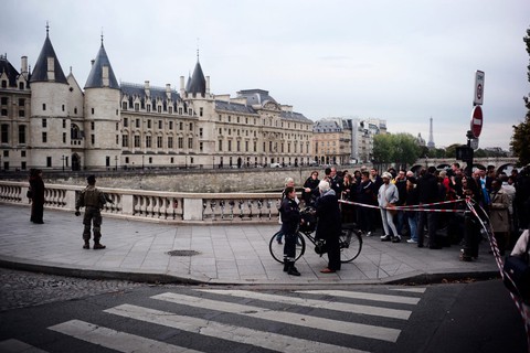 ‘Gã điên loạn’ đâm chết 4 cảnh sát ngay tại đồn giữa Paris - Ảnh 1. ‘Gã điên loạn’ đâm chết 4 cảnh sát ngay tại đồn giữa Paris - Ảnh 1.
