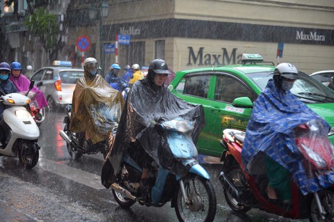 Mưa vàng giảm bớt ô nhiễm cho Hà Nội - Ảnh 1. Mưa vàng giảm bớt ô nhiễm cho Hà Nội - Ảnh 1.