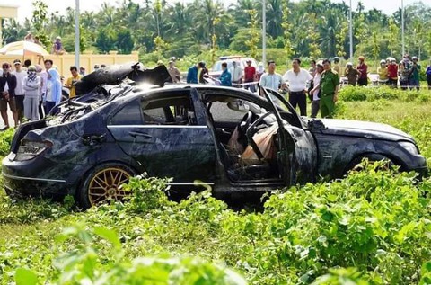 Xe Mercedes không va chạm xe khác trước khi rớt xuống kênh - Ảnh 1. Xe Mercedes không va chạm xe khác trước khi rớt xuống kênh - Ảnh 1.