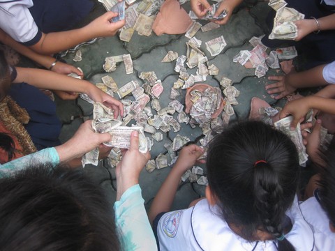 Tôi không cho con tiền đi học mà dạy con nuôi heo đất - Ảnh 1. Tôi không cho con tiền đi học mà dạy con nuôi heo đất - Ảnh 1.