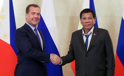 Ông Duterte gây bão mạng vì cách ăn mặc khi gặp Thủ tướng Nga - Ảnh 1. Ông Duterte gây bão mạng vì cách ăn mặc khi gặp Thủ tướng Nga - Ảnh 1.