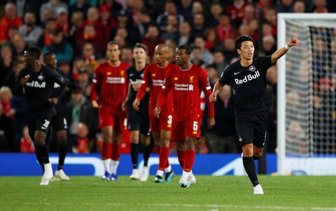 Khoảnh khắc ngôi sao châu Á lừa Van Dijk rồi ghi bàn tại Champions League - Ảnh 5. Khoảnh khắc ngôi sao châu Á lừa Van Dijk rồi ghi bàn tại Champions League - Ảnh 5.