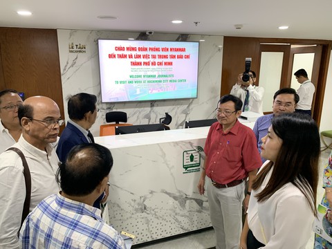 Các nhà báo Myanmar thích thú với Trung tâm báo chí TP.HCM - Ảnh 1. Các nhà báo Myanmar thích thú với Trung tâm báo chí TP.HCM - Ảnh 1.
