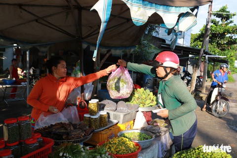 Tuyệt phẩm hẹ nước ăn kèm lẩu mắm, mắm kho - Ảnh 10. Tuyệt phẩm hẹ nước ăn kèm lẩu mắm, mắm kho - Ảnh 10.
