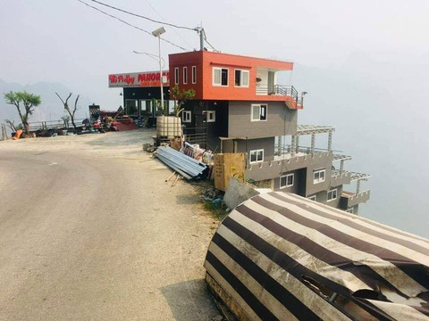 Tòa nhà trái phép trên đèo Mã Pì Lèng: Dân mạng giận dữ, chính quyền muốn hợp thức hóa - Ảnh 2. Tòa nhà trái phép trên đèo Mã Pì Lèng: Dân mạng giận dữ, chính quyền muốn hợp thức hóa - Ảnh 2.
