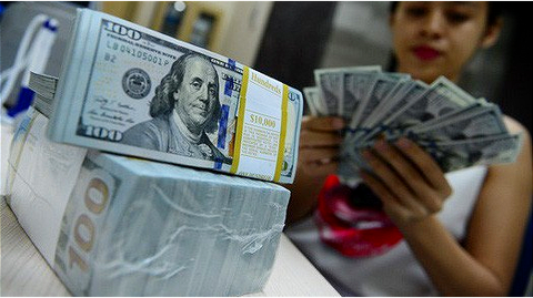 Giá USD tự do thấp hơn USD ngân hàng - Ảnh 1. Giá USD tự do thấp hơn USD ngân hàng - Ảnh 1.
