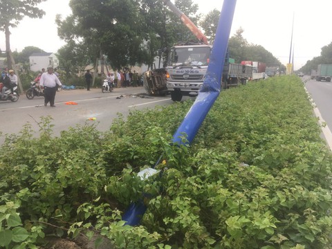 Tài xế mắc kẹt trong xe tải bị lật, đường huyết mạch hỗn loạn - Ảnh 2. Tài xế mắc kẹt trong xe tải bị lật, đường huyết mạch hỗn loạn - Ảnh 2.