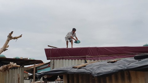 Hình ảnh dân vùng dự báo bão số 5 đổ bộ tất bật ứng phó - Ảnh 3. Hình ảnh dân vùng dự báo bão số 5 đổ bộ tất bật ứng phó - Ảnh 3.