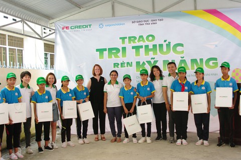 FE CREDIT tiếp sức hơn 100 học sinh nghèo Trà Vinh - Ảnh 1. FE CREDIT tiếp sức hơn 100 học sinh nghèo Trà Vinh - Ảnh 1.