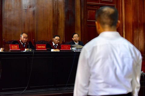 Hai bị cáo lừa Vũ nhôm bị đề nghị mức án 14-16 năm tù - Ảnh 1. Hai bị cáo lừa Vũ nhôm bị đề nghị mức án 14-16 năm tù - Ảnh 1.